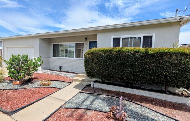 **MOVE-IN SPECIAL** 5 Bedroom House w/ A/C + Laundry near SDSU - Bright and Airy on Quiet Street!