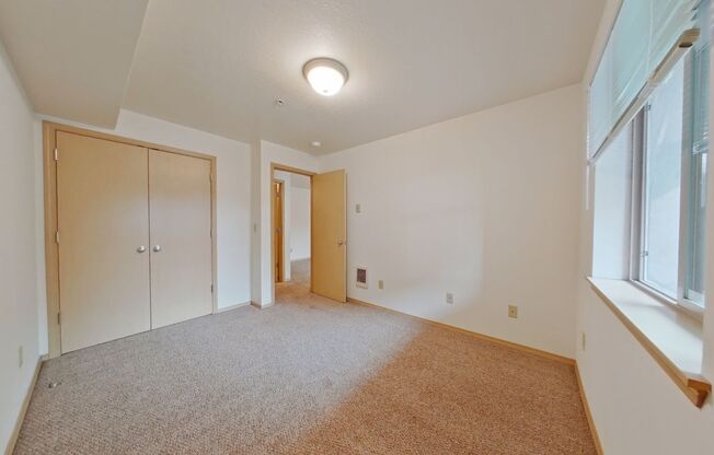 2 beds, 1 bath, $1,600, Unit 8