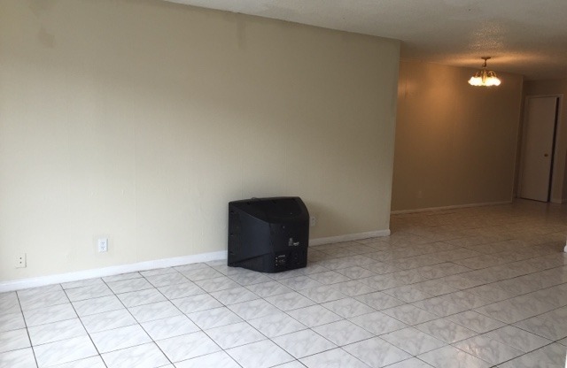 Large 3-2 apartment with central air and hookups for washer and dryer off Oakland Pk blvd