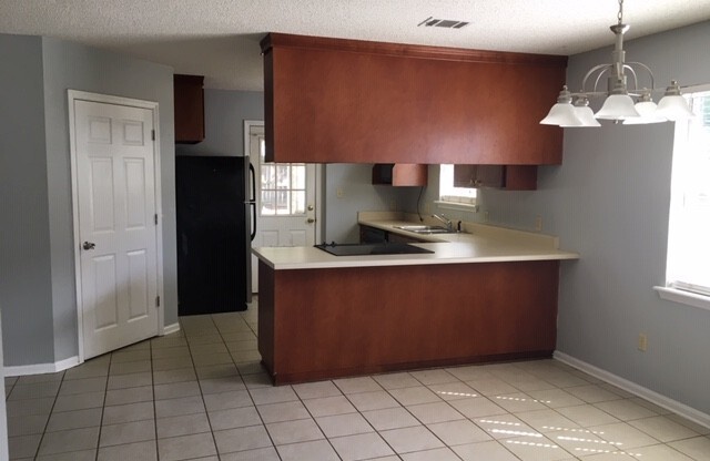 3 beds, 2 baths, $1,100