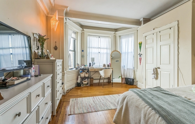 3 beds, 1 bath, 1,017 sqft, $5,800, Unit 301