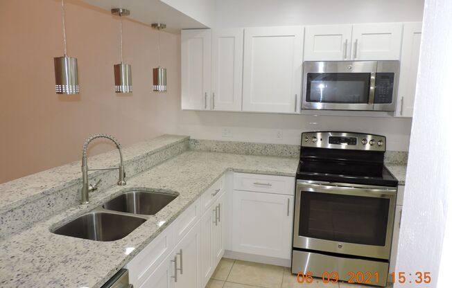 Beautiful 2 BD / 2.5 BA Townhome in Dr. Phillips!!