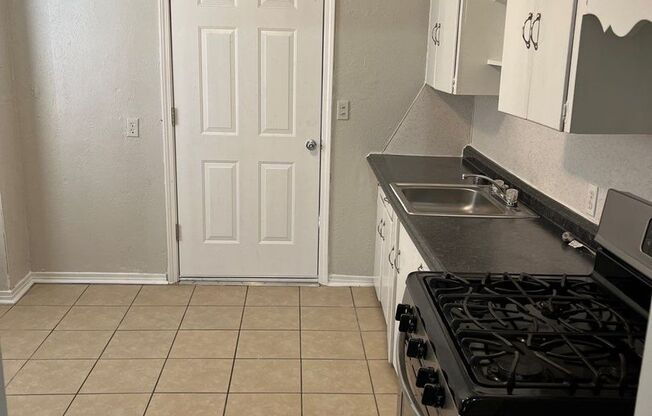 3 beds, 1 bath, $875