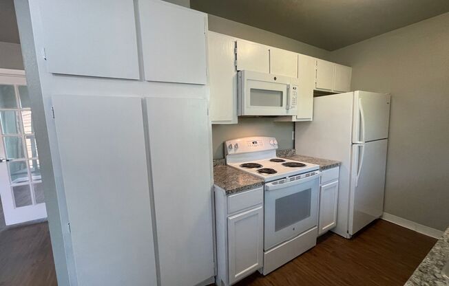 Super Private 1 Bedroom 1 bath in Perfect Condition! INCLUDES RESERVED PARKING!!!