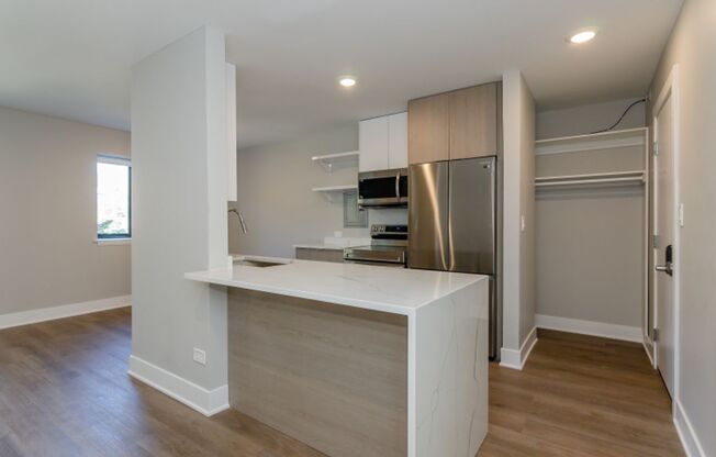 Large Old Town 1 Bedroom With Tons of Light