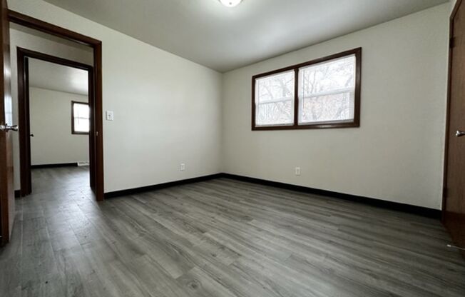 2 beds, 1 bath, $1,095, Unit A