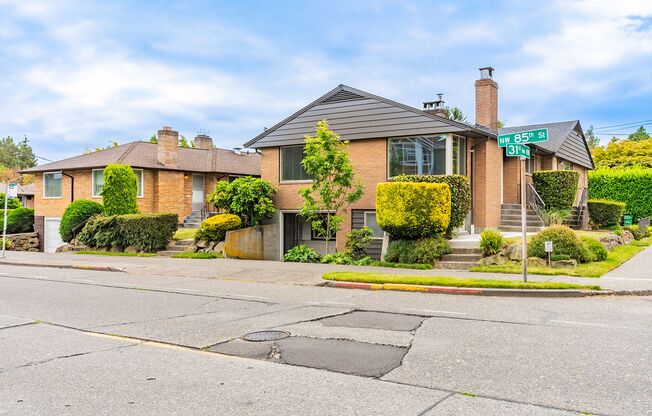 Charming Ballard  Daylight One Bedroom Plus Den