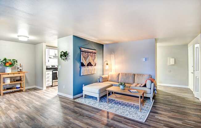 Everett Apartments-  The Lynx Apartments  Livingroom