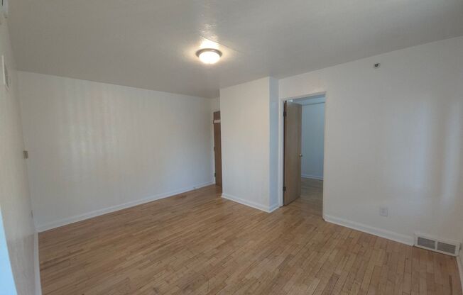 2 beds, 1 bath, $3,000, Unit 7