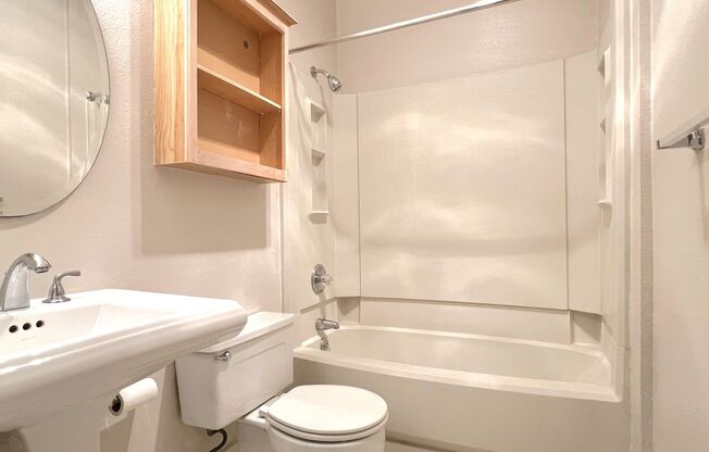 Studio, 1 bath, 300 sqft, $1,050, Unit 210
