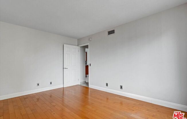 2 beds, 1.8 baths, 974 sqft, $4,200, Unit 1002
