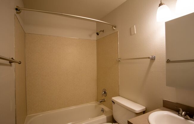 2 beds, 1 bath, $1,425, Unit 3932