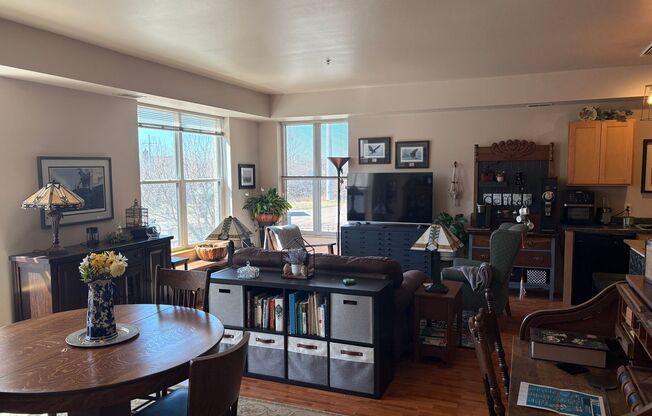 2 beds, 2 baths, 926 sqft, $1,600, Unit 301