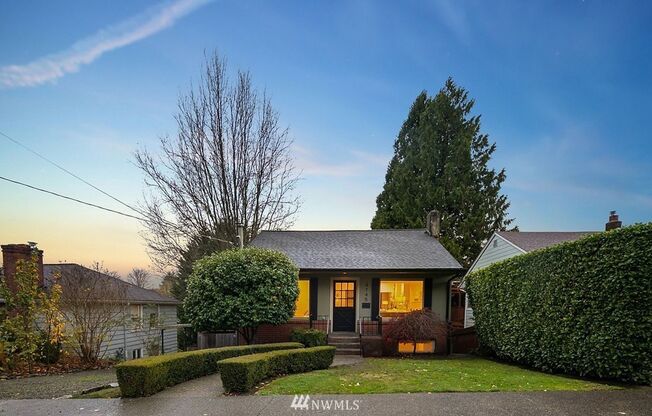 Charming 4BR 2BA Craftsman in Laurelhurst with Beach Club Access