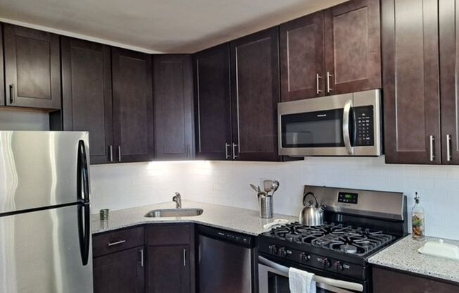 2 beds, 1 bath, 902 sqft, $1,795, Unit 210B