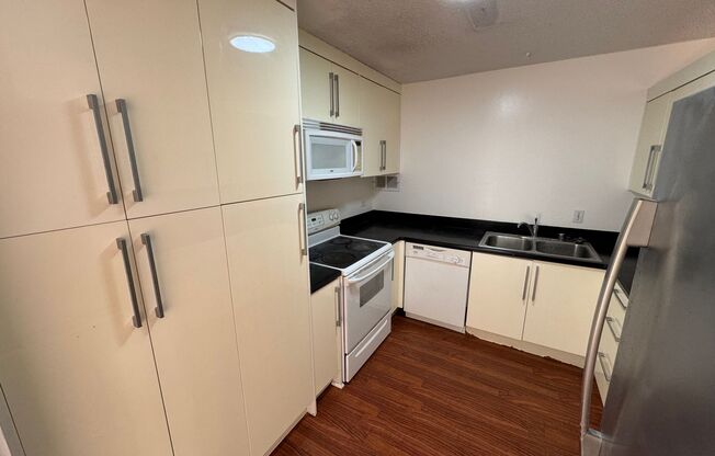 2 beds, 2 baths, $3,200, Unit # 2407