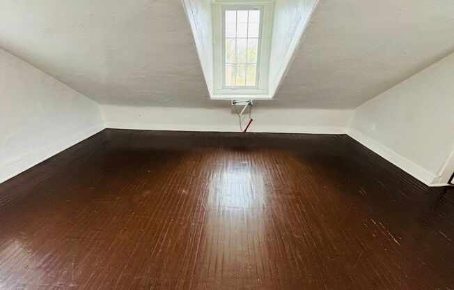 233 W Queen Lane