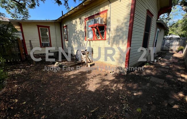 Charming studio near Downtown Denton and UNT Ready For Move-In!!