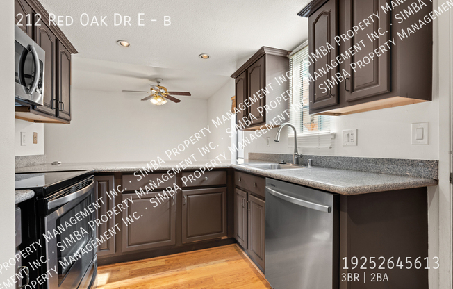 212 RED OAK DR E