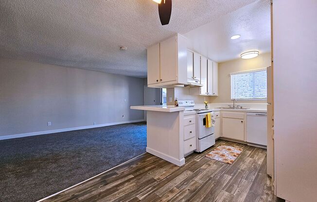 2 beds, 1 bath, 800 sqft, $1,995, Unit 33-13