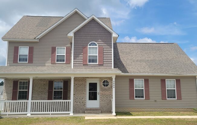 Beautiful 3 bedroom, 2.5 Bath home Minutes from Shopping & Easy Access to Highway for Travel.
