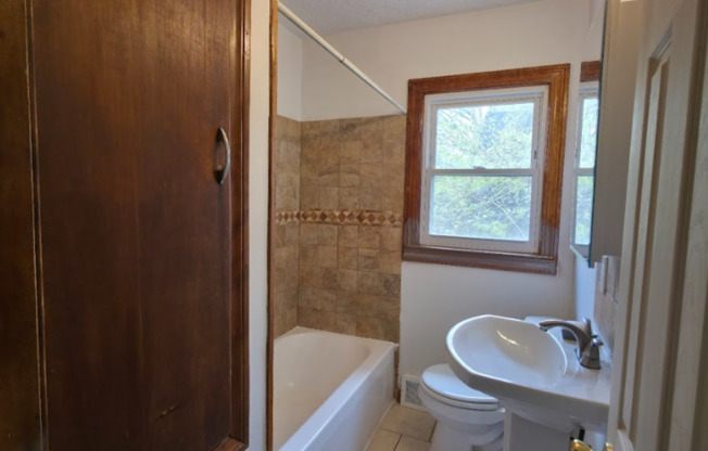 Single Family Home 3 beds 1 bath Available Now!