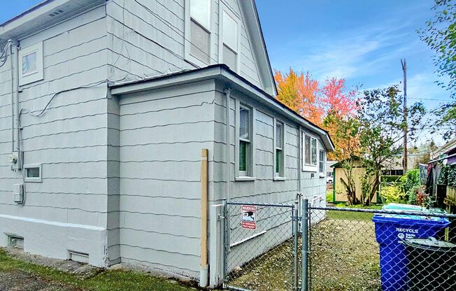 2 story, 3bed/1bath Georgetown Gem