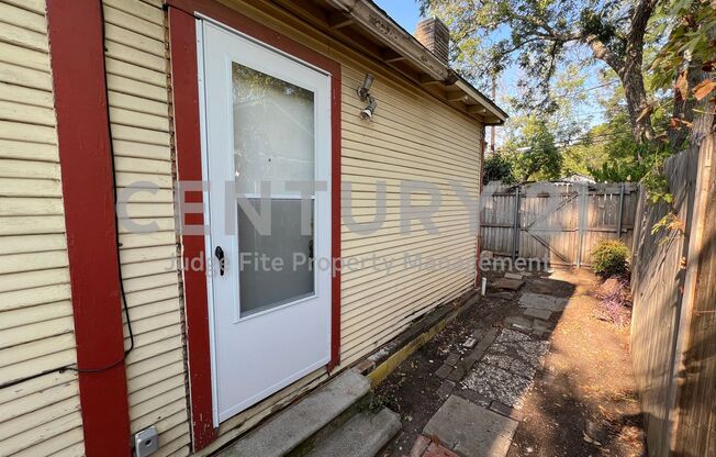 Charming studio near Downtown Denton and UNT Ready For Move-In!!