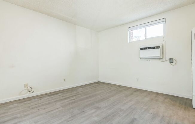 Studio, 1 bath, 250 sqft, $1,335, Unit 17