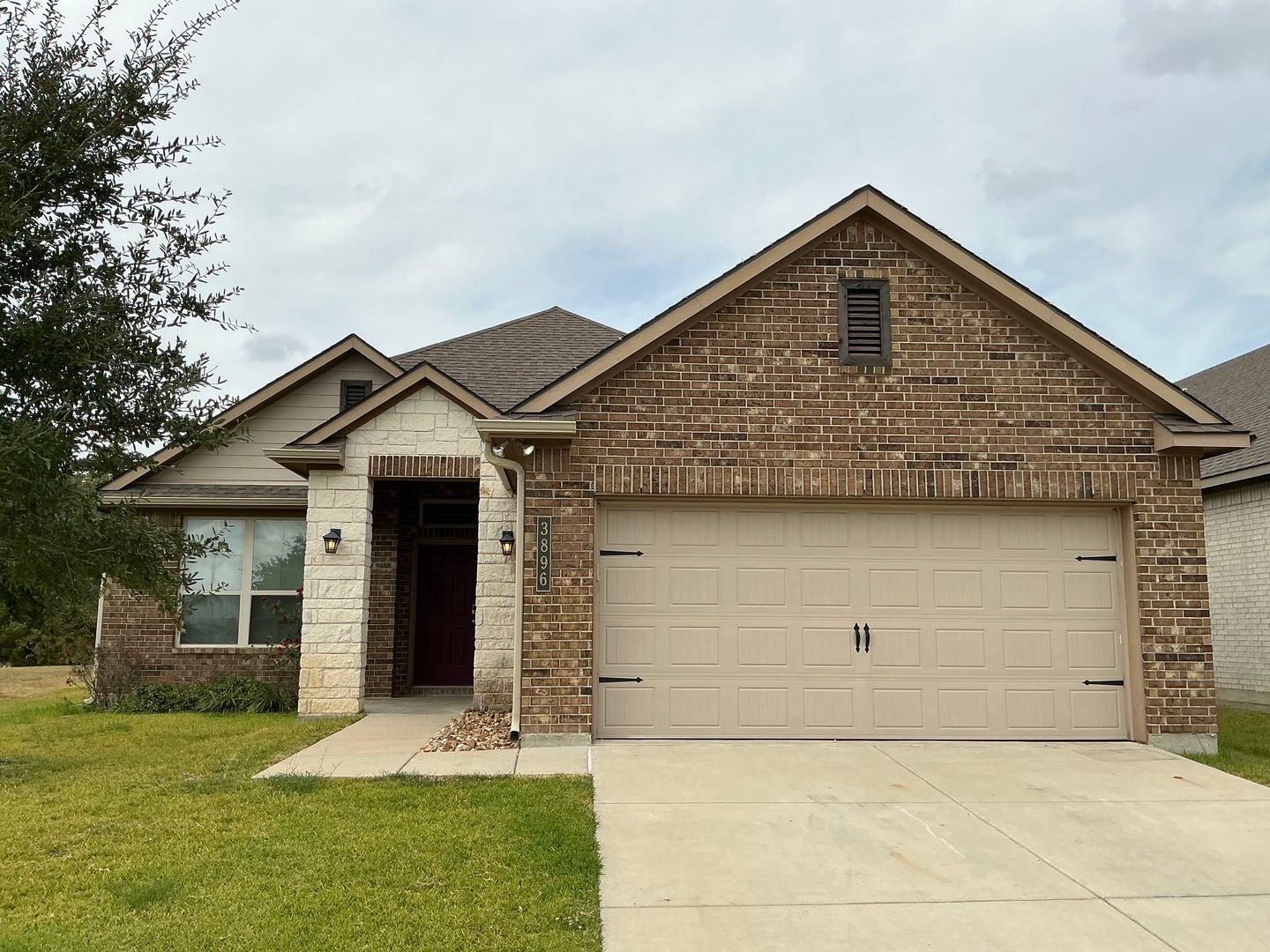 AVAILABLE NOW! 4-Bed 3-bath in Creek Meadows
