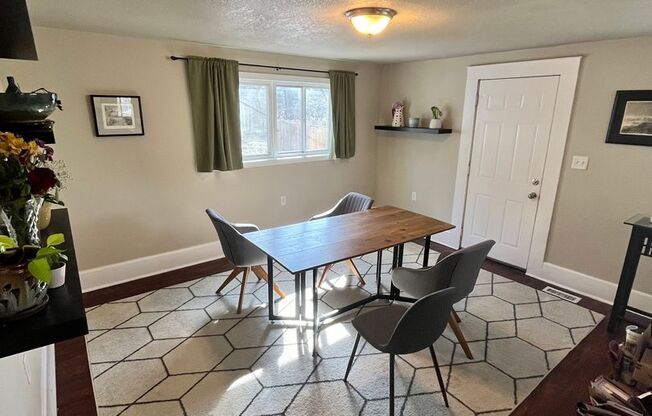 Stunning 4 Bed Home West of Drake