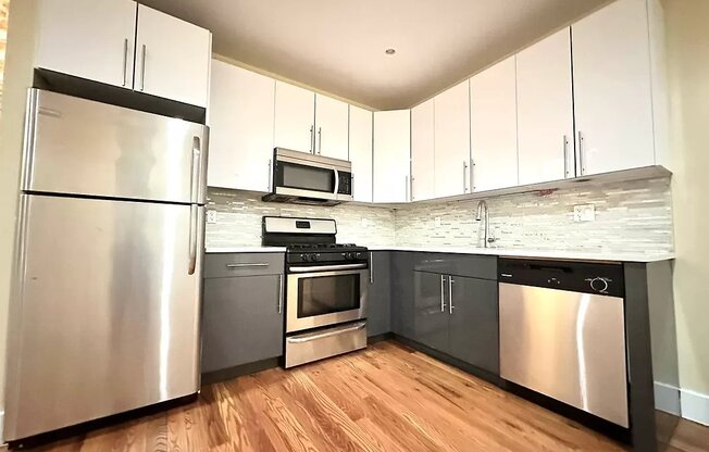 2 beds, 1 bath, $2,600, Unit 2F