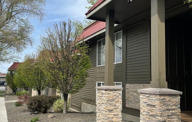 2 beds, 1 bath, 830 sqft, $1,350, Unit C09