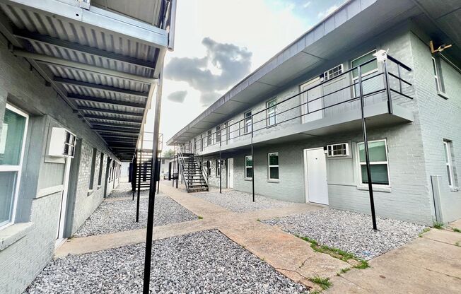 2 beds, 1 bath, 700 sqft, $725, Unit APT 4