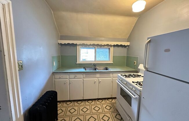 1 bed, 1 bath, $750, Unit Apt #3