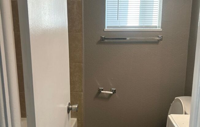 2 beds, 1 bath, 750 sqft, $1,020, Unit B07 1060 01