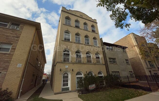 7512 N CLAREMONT AVE