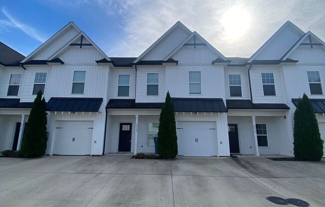 3 BR | 2.5 BA | Townhome Close to Volkswagen, Amazon & Fed Ex