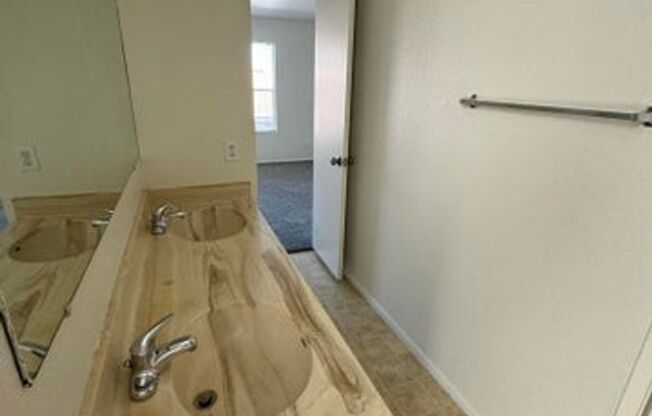 3 beds, 2 baths, $1,850, Unit UNIT 123