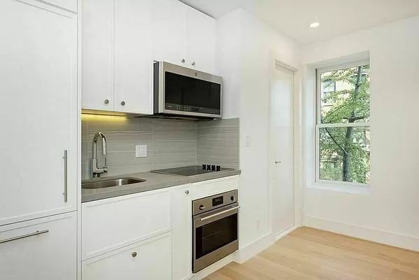 236 W 10th St