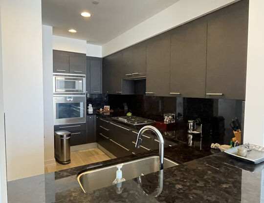 1 bed, 2 baths, 1,090 sqft, $6,000, Unit 39F