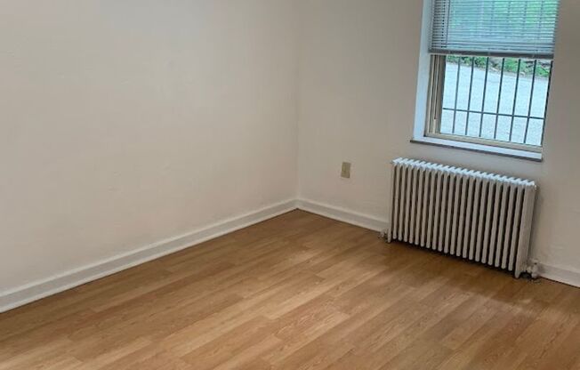 3 beds, 1 bath, $2,195, Unit 206D
