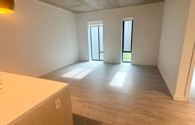 1 bed, 1 bath, 781 sqft, $2,565, Unit 323