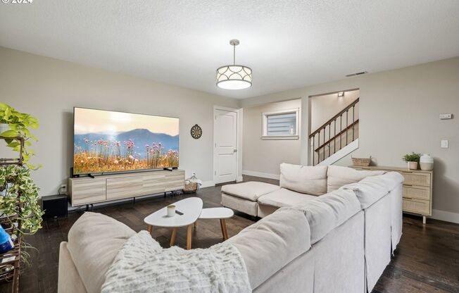 Check out this beautiful 4BD/3BA Townhome located in Beaverton!!! $500.00 Move-In Credit