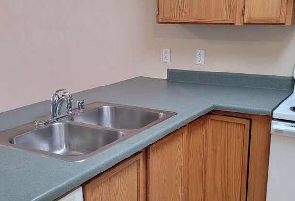 2 beds, 1 bath, 868 sqft, $1,700, Unit 14
