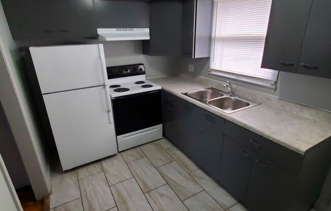 2 beds, 1 bath, $800, Unit 8023