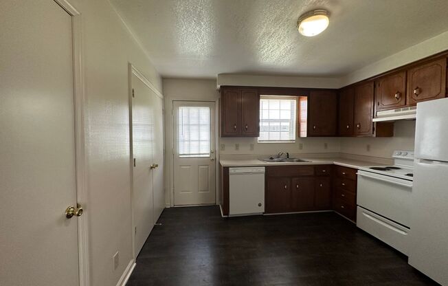 2 beds, 1.5 baths, 1,000 sqft, $995