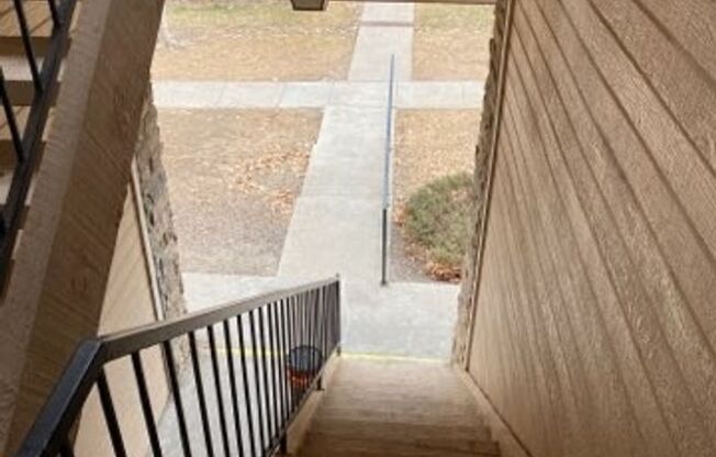 2nd Floor 1bed/1bath with Laundry and Parking!