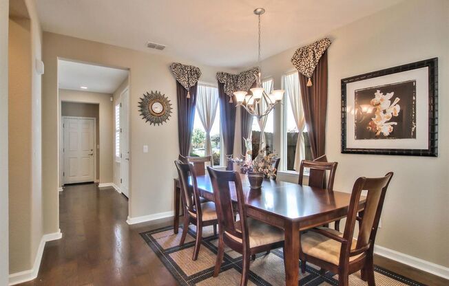 Stunning (Formal Model) 3/3 w/Huge Loft! Please read entire ad before requesting a viewing!!