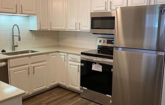2 beds, 2 baths, 980 sqft, $1,775, Unit 606